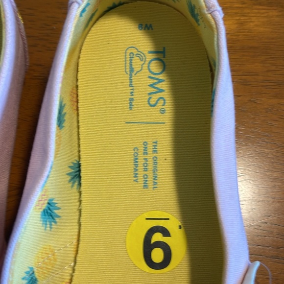 Toms Light Pink w/pineapple “Good Vibes” Slip-on shoes Loafers Beach New… - Picture 3 of 8